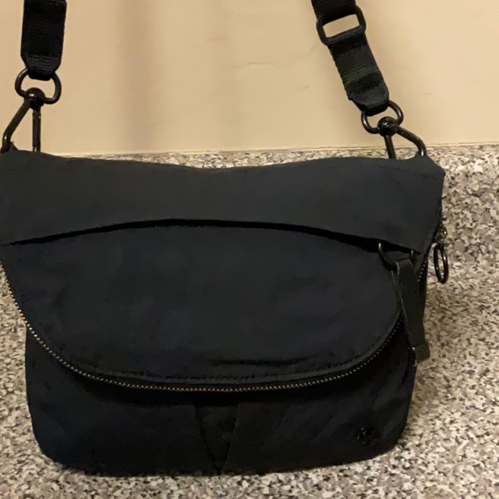 Lululemon All Night Festival Bag 5 L Black Crossbody Flap Bag